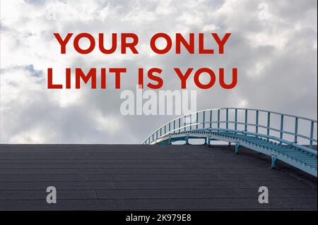 Inspirierendes Motivationszitat mit der Phrase Ihr einziges Limit sind Sie, schöner Hintergrund mit Treppen zum Himmel Stockfoto
