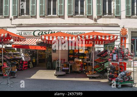 Außenansicht eines kleinen Supermarkts im Zentrum von Chamonix mit frischem Obst und Gemüse im Sommer auf dem Bürgersteig, Haute Savoie, Frankreich Stockfoto