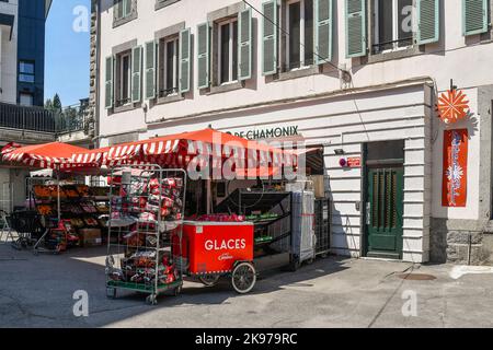 Außenansicht eines kleinen Supermarkts im Zentrum von Chamonix mit frischem Obst und Gemüse im Sommer auf dem Bürgersteig, Haute Savoie, Frankreich Stockfoto