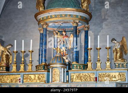 Detail des Altars und Tabernakels in der Kirche St. Michel mit einer Statue des Erzengels zwischen Kerzen und Engeln, Chamonix, Frankreich Stockfoto