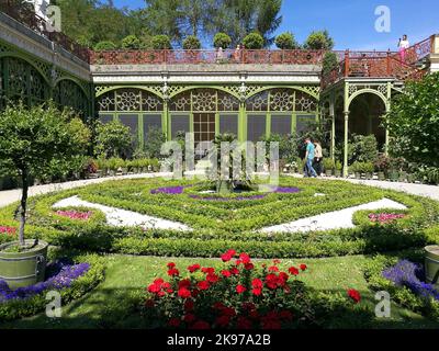 Schwerin, Deutschland - Juli 17. 2022: Im barocken Teil des Schlossgartens sehen die Menschen Blumen und Pflanzen Stockfoto