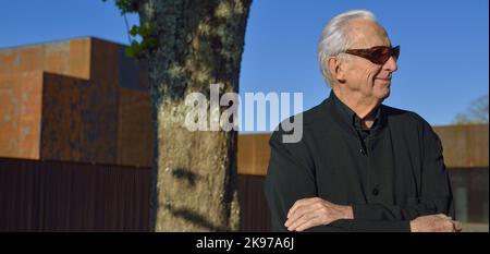 FRANKREICH. OCCITANY. AVEYRON (12) AVEYRON (12) RODEZ. SOULAGES MUSEUM. PIERRE SOULAGES IM APRIL 2014, VOR DEM MUSEUM, DAS SEINER ARBEIT IN SEINEM GEWIDMET IST Stockfoto