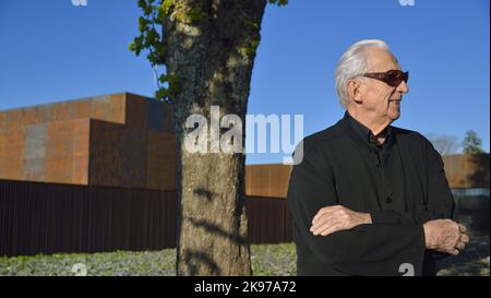 FRANKREICH. OCCITANY. AVEYRON (12) AVEYRON (12) RODEZ. SOULAGES MUSEUM. PIERRE SOULAGES IM APRIL 2014, VOR DEM MUSEUM, DAS SEINER ARBEIT IN SEINEM GEWIDMET IST Stockfoto