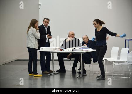 Frankreich, Aveyron (12) Rodez. Musée Soulages. Pierre Soulages und Colette während der Vorarbeiten für die Befestigung in den Raumfenstern von Conques, Stockfoto