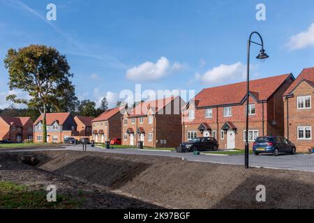 2022 wurde in Deepcut, Surrey, England, ein neues Wohnbauland namens Mindenhurst eröffnet. Neue Häuser in Cala Häuser Häuser Häuser. Stockfoto