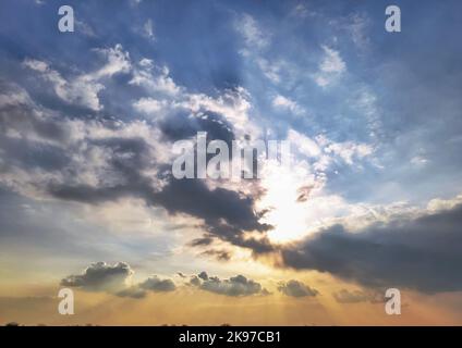 Farbenprächtiger, wolkiger Himmel bei Sonnenuntergang. Verlaufsfarbe. Himmel Textur, abstrakte Natur Hintergrund. Bild herunterladen Stockfoto