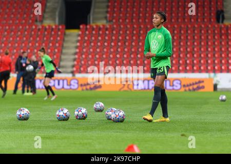 Prag, Tschechische Republik. 26/10/2022, Sveindis Jane Jonsdottir (23 VfL Wolfsburg)vor dem UEFA Womens Champions League Gruppenbühnensieg zwischen Slavia Prague und VfL Wolfsburg in der Eden Arena in Prag, Tschechische Republik. (Sven Beyrich/SPP) Quelle: SPP Sport Press Foto. /Alamy Live News Stockfoto