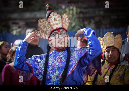 Kathmandu, Bagmati, Nepal. 26.. Oktober 2022. Mitglieder der ethnischen Newar-Gemeinschaft nehmen an einer kulturellen Kundgebung zur Feier des Neujahrs 1143 von Nepal Sambat in Kathmandu Teil. Nepal Sambat, gegründet von Shankhadhar Sakhwa, ist ein nationaler Mondkalender Nepals, der jedes Jahr am ''Mha Puja'', dem vierten Tag des Tihar-Festivals, beginnt. (Bild: © Sunil Sharma/ZUMA Press Wire) Stockfoto