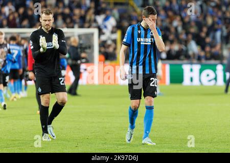 Brügge, Belgien, 26. Oktober 2022, Club Torwart Simon Mignolet und Club's Hans Vanaken sehen niedergeschlagen, nachdem sie das Spiel zwischen dem belgischen Fußballteam Club Brugge KV und dem portugiesischen FC Porto verloren haben, Mittwoch, 26. Oktober 2022 in Brügge, Belgien, das fünfte Spiel in der UEFA Champions League Gruppenphase. BELGA FOTO KURT DESPLENTER Stockfoto