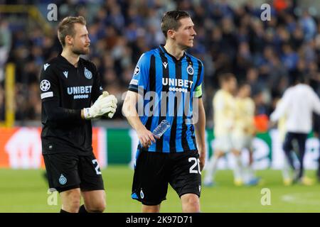 Brügge, Belgien, 26. Oktober 2022, Club Torwart Simon Mignolet und Club's Hans Vanaken sehen niedergeschlagen, nachdem sie das Spiel zwischen dem belgischen Fußballteam Club Brugge KV und dem portugiesischen FC Porto verloren haben, Mittwoch, 26. Oktober 2022 in Brügge, Belgien, das fünfte Spiel in der UEFA Champions League Gruppenphase. BELGA FOTO KURT DESPLENTER Stockfoto