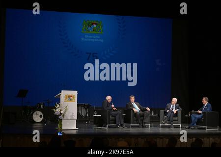 München, Deutschland. 26. Oktober 2022. Günther Beckstein (CSU, l-r), der ehemalige Ministerpräsident Bayerns, Markus Söder (CSU), der bayerische Ministerpräsident Edmund Stoiber (CSU), der ehemalige bayerische Ministerpräsident und Moderator Ralf Exel sitzen bei der Feier zum 75.-jährigen Bestehen der Bayerischen Staatsregierung im Cuvilliéstheater. Quelle: Felix Hörhager/dpa/Alamy Live News Stockfoto