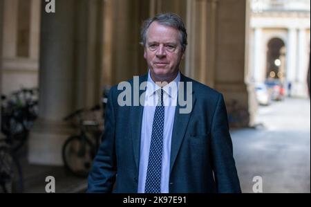 London, England, Großbritannien. 26. Oktober 2022. Außenminister Schottland ALISTER JACK wird vor der Downing Street 10 gesehen, als sich das Kabinett trifft. (Bild: © Tayfun Salci/ZUMA Press Wire) Stockfoto