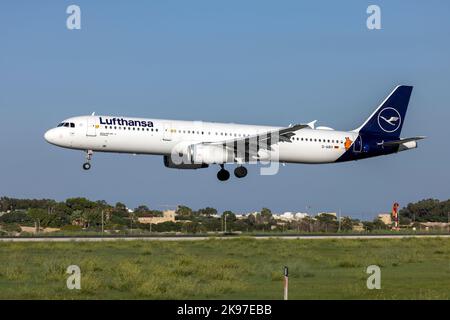 Lufthansa Airbus A321-131 (REG: D-AIRY) mit einem Aufkleber der beliebten deutschen Kinderfernsehserie „die Maus“ neben der Hecktür. Stockfoto