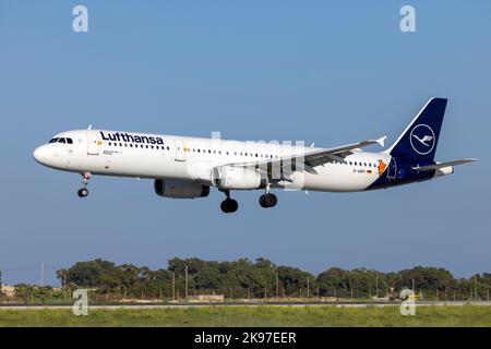 Lufthansa Airbus A321-131 (REG: D-AIRY) mit einem Aufkleber der beliebten deutschen Kinderfernsehserie „die Maus“ neben der Hecktür. Stockfoto