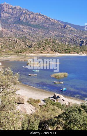 Fischerboote vertäut am Ufer des Bafa See in der Türkei. Stockfoto