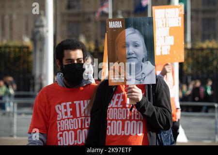 Westminster, London, Großbritannien. 26.. Oktober 2022. Heute fand vor dem Parlament eine Demonstration im Namen von 500.000 immungeschwächten Menschen statt, die sich zu Hause aufgrund von Covid-19 immer noch abschirmen. Katie Oakley war im Namen ihres immunokompromittierten Vaters Mark Oakley bei den Protesten und forderte die Regierung auf, den Impfstoff Evusheld-Antikörper Covid-19 zu kaufen, da die normalen Covid-19-Impfstoffe für sie nicht funktionieren. Der von Astra Zeneca hergestellte Impfstoff ist in 32 Ländern, nicht aber im Vereinigten Königreich erhältlich. Lord Mandelson nahm an dem Protest Teil, ebenso wie einige Abgeordnete. Quelle: Maureen McLean/Alamy Live News Stockfoto