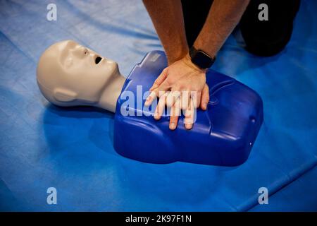 Dummy für kardiopulmonale Reanimation zur ersten Hilfe und Herzdruckmassage Stockfoto