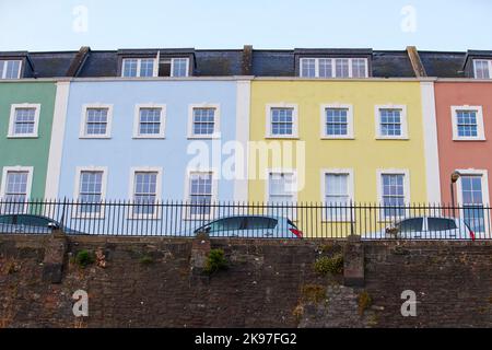 Stadtzentrum von Bristol, helle Häuser an der Redcliffe Parade Stockfoto