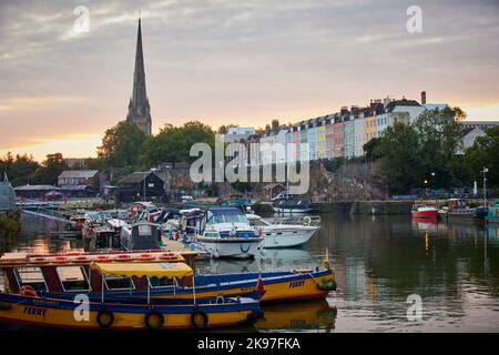 Stadtzentrum von Bristol, farbenfrohe Häuser an der Redcliffe Parade und East Mud Dock im schwimmenden Hafen Stockfoto