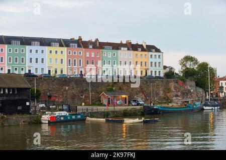 Stadtzentrum von Bristol, farbenfrohe Häuser an der Redcliffe Parade und East Mud Dock im schwimmenden Hafen Stockfoto