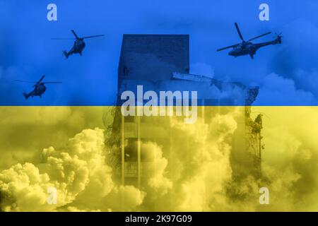 Militärhubschrauber greifen große Gebäude an. Ukraine, Russland Kriegskonzept/Kompositbild mit Flagge der Ukraine. Stockfoto