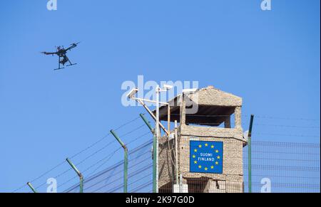 Finnland Russland Grenzzaun und Wachturm mit Drohne. Konzeptbild. Stockfoto