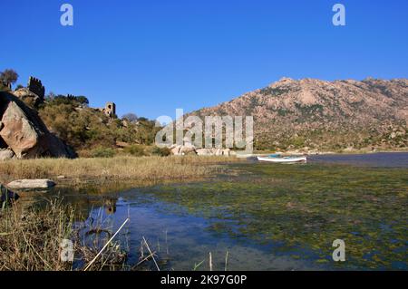 Fischerboote vertäut am Ufer des Bafa See in der Türkei. Stockfoto