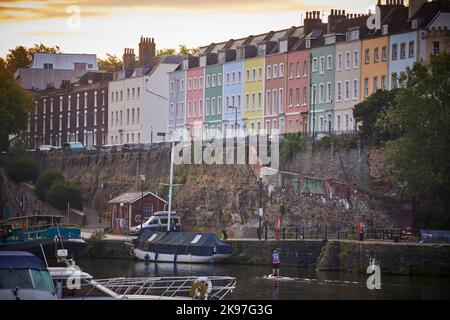 Stadtzentrum von Bristol, farbenfrohe Häuser an der Redcliffe Parade und East Mud Dock im schwimmenden Hafen Stockfoto