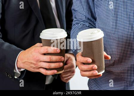 Diverse Mitarbeiter mit Getränken in Pappbechern zusammen Kaffee trinken gehen Stockfoto