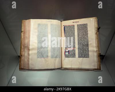 Die Gutenberg-Bibel in der Library of Congress, Thomas Jefferson Gebäude in Washington, DC. Foto von Francis Specker Stockfoto