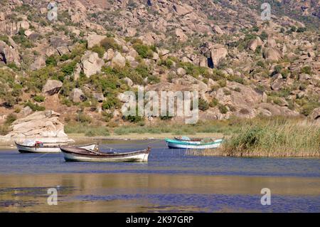 Fischerboote vertäut am Ufer des Bafa See in der Türkei. Stockfoto