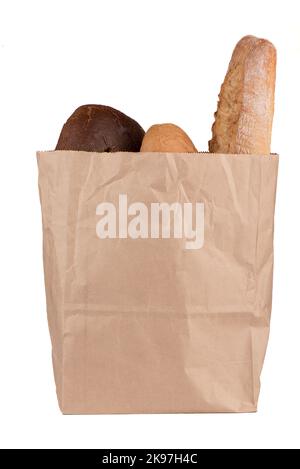 Papiertüte mit verschiedenen Brotsorten isoliert auf weißem Hintergrund. Speicherplatz kopieren. Stockfoto