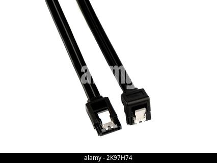 Schwarzes Kabel mit isolierten SATA-Anschlüssen auf weißem Hintergrund. Speicherplatz kopieren. Stockfoto