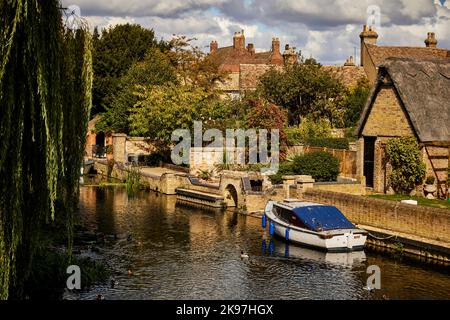 Godmanchester, Huntingdonshire, Cambridgeshire, England. Der Fluss Great Ouse, der durch das Dorf fließt Stockfoto
