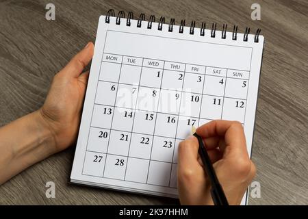 Planung und Notizen, die im Kalender-Tagebuch markiert sind. Stockfoto