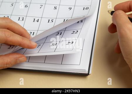 Nahaufnahme der Kalendertage. Das Konzept der Planung und des Termins. Stockfoto