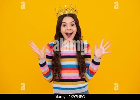 Ein erstaunlicher Teenager. Mädchenparty, lustiges Kind in Krone. Kinderkönigin trägt Diadem Tiara. Niedliche kleine Prinzessin Porträt. Aufgeregt teen Mädchen. Stockfoto