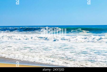 Extrem schöne riesige Surfer Wellen am Strand in Zicatela Puerto Escondido Oaxaca Mexiko. Stockfoto