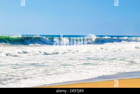 Extrem schöne riesige Surfer Wellen am Strand in Zicatela Puerto Escondido Oaxaca Mexiko. Stockfoto