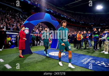 Liverpools Trent Alexander-Arnold (rechts) und Teamkollege Mohamed Salah machen sich auf den Weg auf das Spielfeld vor dem Spiel der UEFA Champions League-Gruppe A in der Johan Cruyff Arena in Amsterdam, Niederlande. Bilddatum: Mittwoch, 26. Oktober 2022. Stockfoto