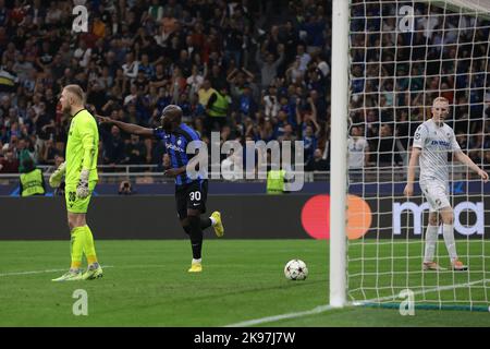 Mailand, Italien, 26.. Oktober 2022. Romelu Lukaku vom FC Internazionale feiert, nachdem er dem Team beim UEFA Champions League-Spiel in Giuseppe Meazza, Mailand, eine 4-0-Führung gegeben hat. Bildnachweis sollte lauten: Jonathan Moscrop / Sportimage Stockfoto