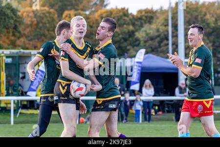 2022 Rugby-League-Weltmeisterschaft für körperliche Behinderungen im Victoria Park, Warrington. Australien übernahm Neuseeland. Die Gruppe umarmt sich, während Australien einen Versuch Unternehmen wird Stockfoto
