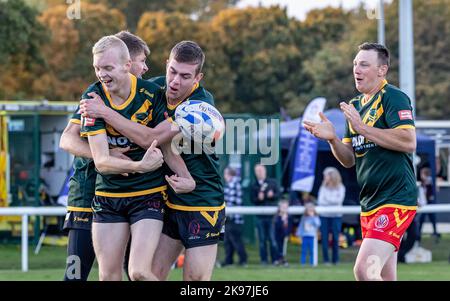 2022 Rugby-League-Weltmeisterschaft für körperliche Behinderungen im Victoria Park, Warrington. Australien übernahm Neuseeland. Die Gruppe umarmt sich, während Australien einen Versuch Unternehmen wird Stockfoto