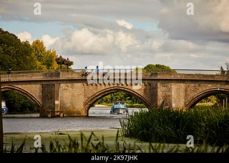 Godmanchester, Huntingdonshire, Cambridgeshire, England. Die alte Straßenbrücke und die moderne Fußgängerbrücke über den Fluss Great Ouse Stockfoto