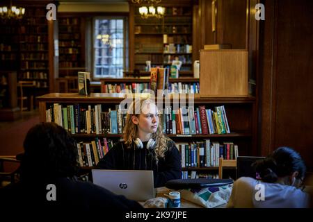 STUDENTEN studieren in einer Bibliothek Owens Park Campus Stockfoto