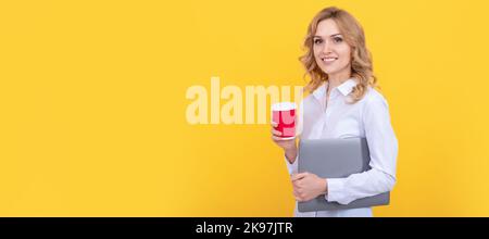 Wenn Sie müde sind, machen Sie eine Pause. Glückliche Karriere Mädchen halten Papierbecher. Teepause bei der Arbeit. Frau isoliert Gesicht Porträt, Banner mit Mock-up-Kopie Platz. Stockfoto