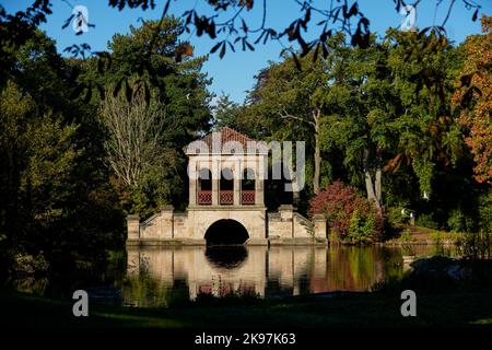 Birkenhead Park Römischer Pavillon und Bootshaus Stockfoto