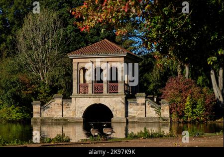 Birkenhead Park Römischer Pavillon und Bootshaus Stockfoto