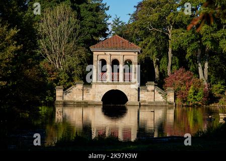 Birkenhead Park Römischer Pavillon und Bootshaus Stockfoto