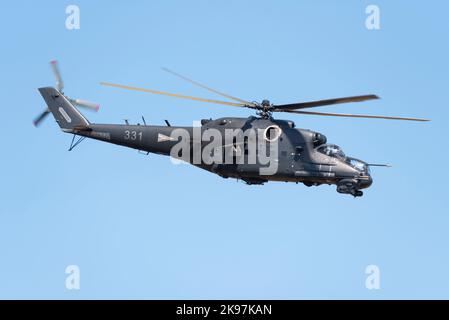 Ungarische Luftwaffe Mil Mi-24P Hind Hubschrauber Kanonenschiff auf der RIAT Airshow, RAF Fairford, Gloucestershire, Großbritannien. Militärische Angriffskonstruktion aus der Sowjetzeit Stockfoto